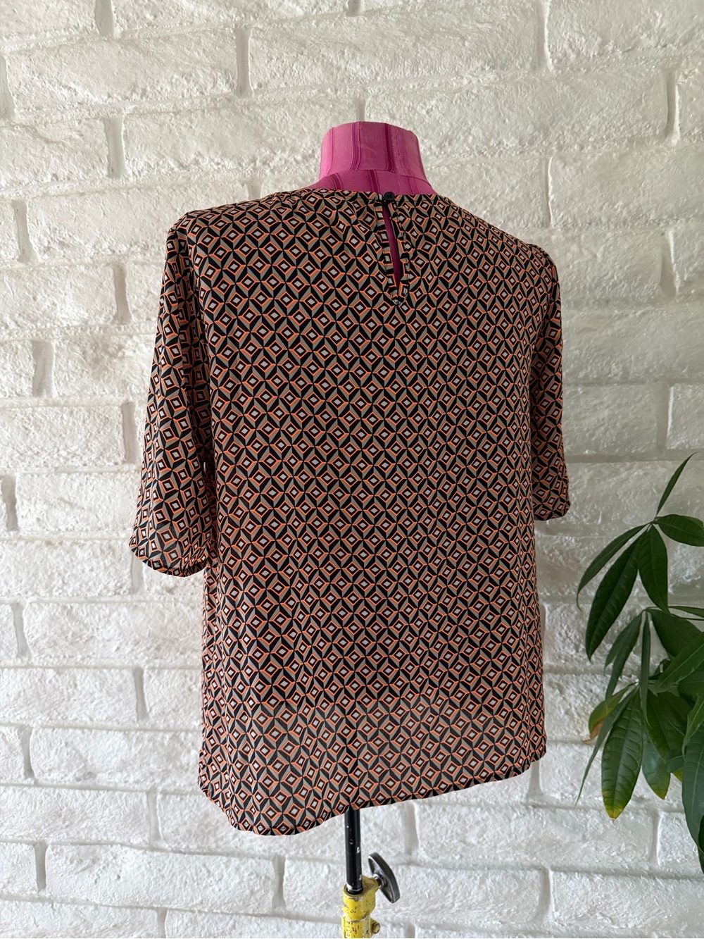Pleione x Anthropologie Geometric Tie-Neck Blouse in Black and Rust T-7 - Picture 4 of 6